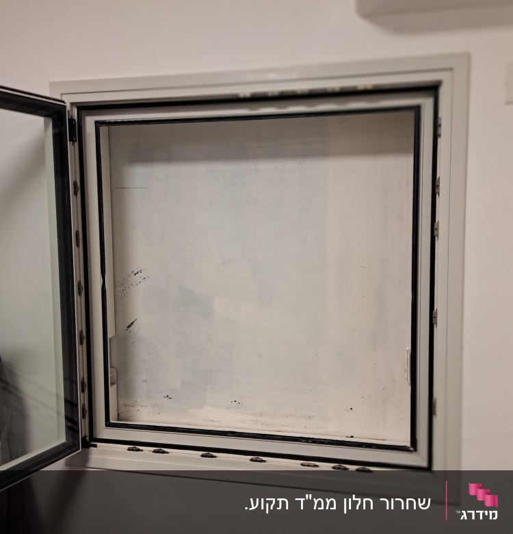 חלון פתוח עם תריסים פנימיים